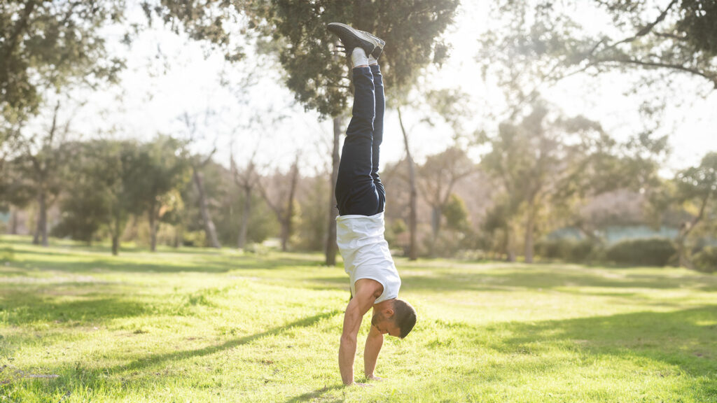 hacer bien el handstand