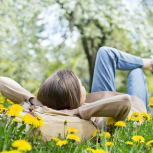 persona tumbada relajada